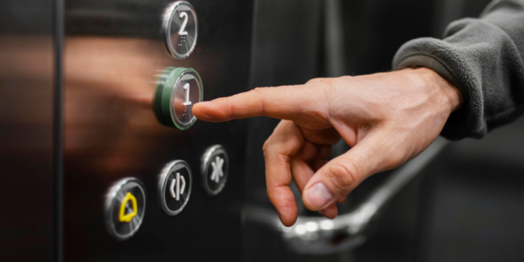 Бастрыкин поручил провести проверку по поводу жалобы рязанцев на неработающий лифт в жилом доме