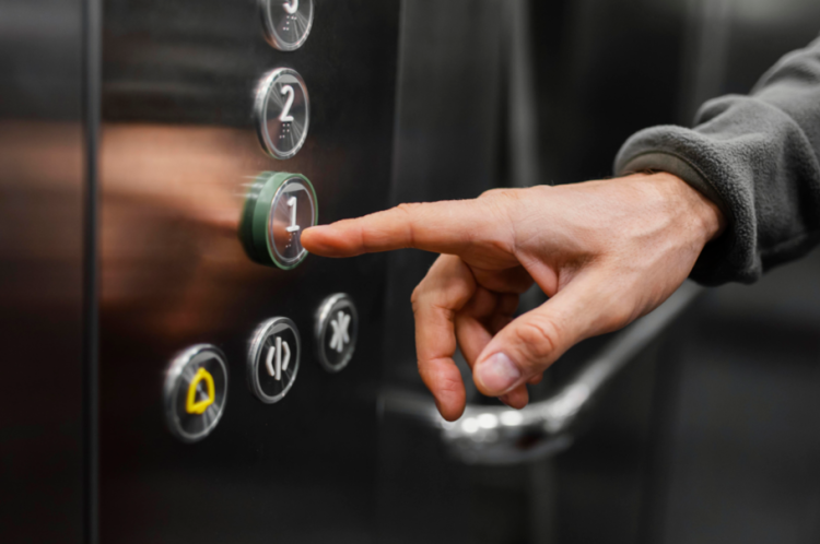 Бастрыкин поручил провести проверку по поводу жалобы рязанцев на неработающий лифт в жилом доме