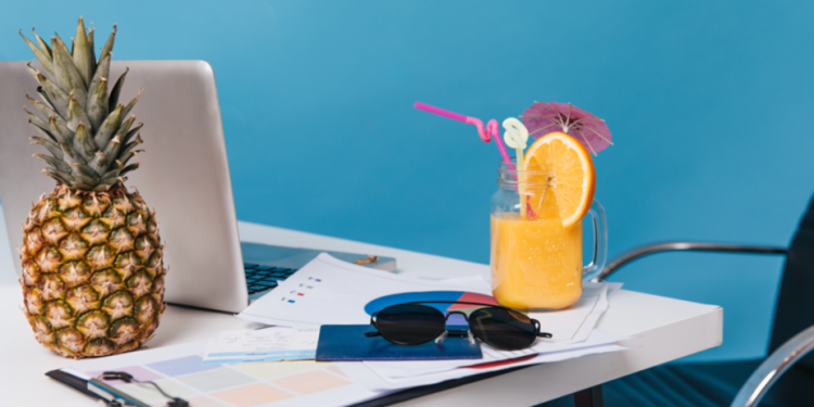 Юрист Рыбакова: сотруднику могут отказать в отпуске, если он хочет взять его не по графику