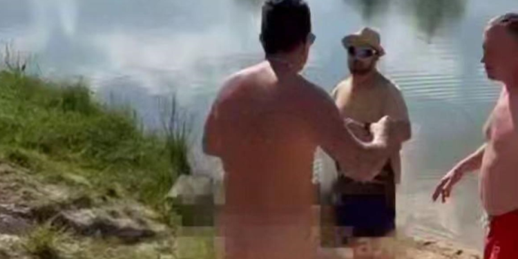 Под Рязанью обнаженный мужчина разгуливал с мегафоном и выгонял с пляжа детей