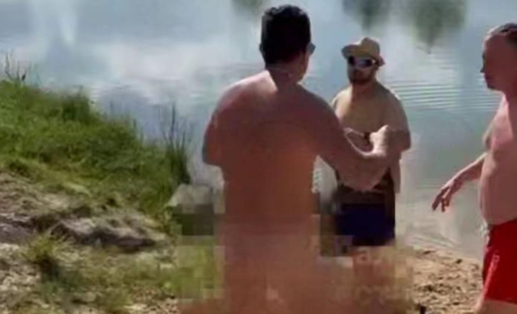 Под Рязанью обнаженный мужчина разгуливал с мегафоном и выгонял с пляжа детей