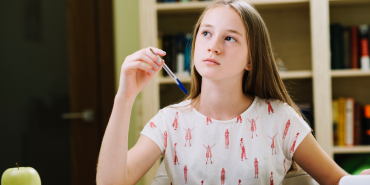 С 2026 года в российских школах обществознание начнут изучать с 9-го класса