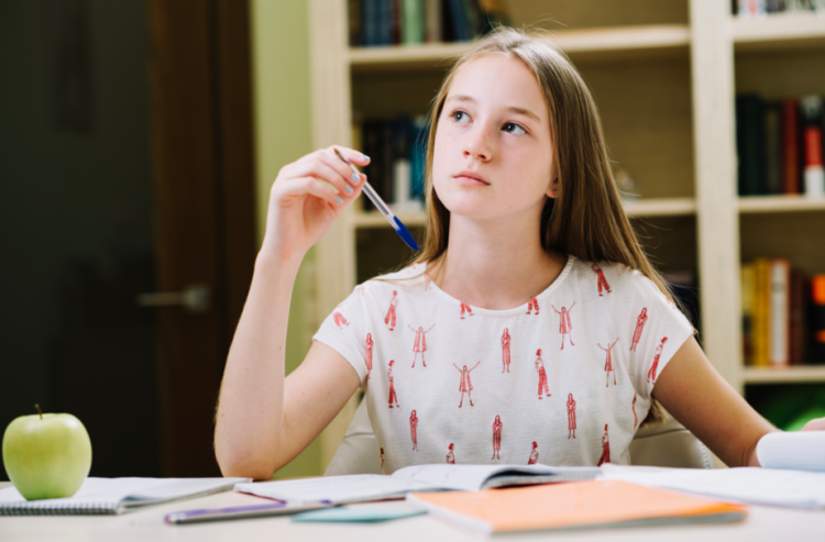 С 2026 года в российских школах обществознание начнут изучать с 9-го класса