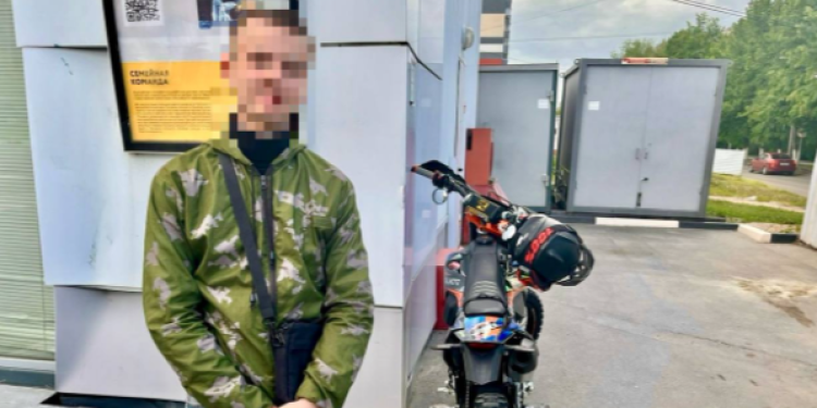 На улице Бирюзова полиция поймала 16-летнего водителя на мопеде