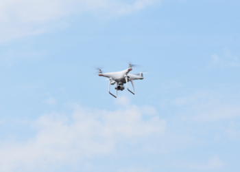 Осколок БПЛА прилетел в окно рязанской многоэтажки Осколок БПЛА прилетел в окно рязанской многоэтажки