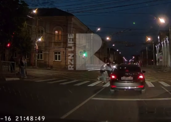 В центре Рязани водитель едва не сбил пешеходов на пешеходном переходе В центре Рязани водитель едва не сбил пешеходов на пешеходном переходе