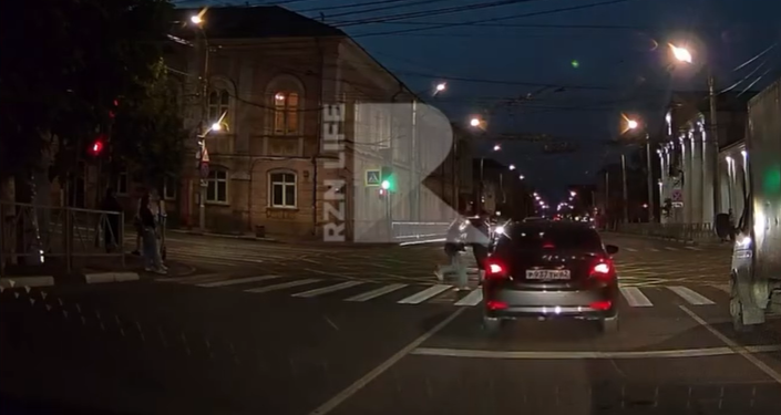 В центре Рязани водитель едва не сбил пешеходов на пешеходном переходе