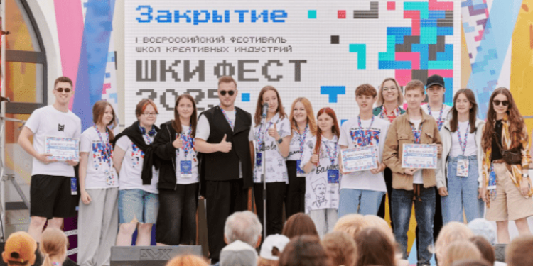 На Всероссийском фестивале школ креативных индустрий в Рязани представили талисман новогодней столицы