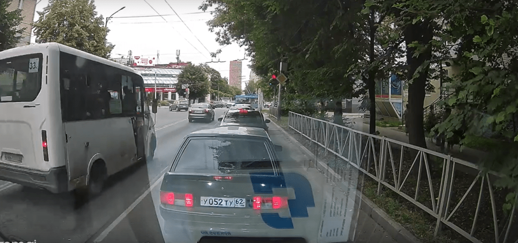 Рязанцы рассказали о двух маршрутчиках, грубо нарушивших ПДД