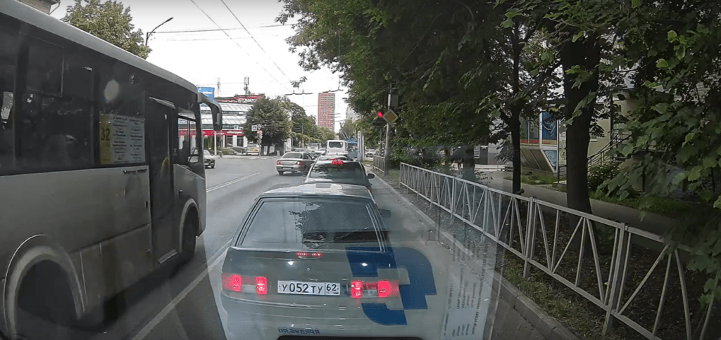 Рязанцы рассказали о двух маршрутчиках, грубо нарушивших ПДД
