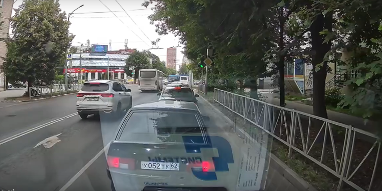 Рязанцы рассказали о двух маршрутчиках, грубо нарушивших ПДД Рязанцы рассказали о двух маршрутчиках, грубо нарушивших ПДД