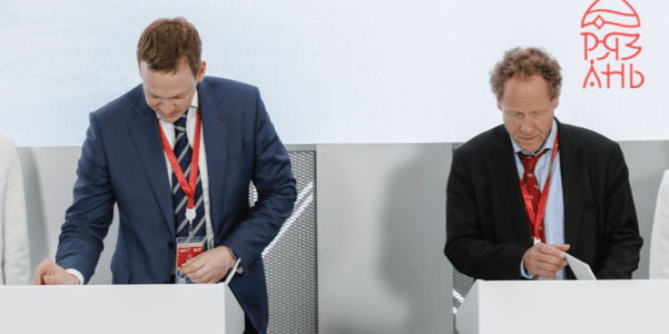 Рязанский губернатор Малков подписал на ПМЭФ соглашение с ГК "ЭкоНива" Рязанский губернатор Малков подписал на ПМЭФ соглашение с ГК «ЭкоНива»