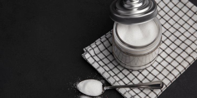 Гастроэнтеролог Сластен: отказ от соли проходит через избавление от пищевой зависимости