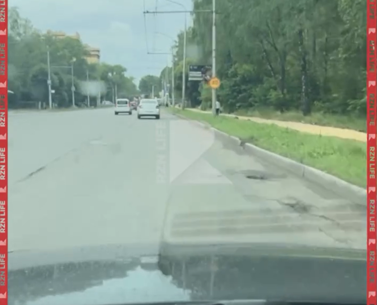 Рязанские водители пожаловались на плохую дорогу около Советско-Польского парка братства по оружию