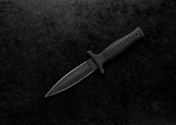 На рязанском пляже мужчина ударил женщину ножом в грудь и попытался скрыться в лесу На рязанском пляже мужчина ударил женщину ножом в грудь и попытался скрыться в лесу