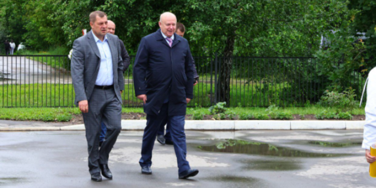 Красов и Артемов осмотрели территорию, где построят спортплощадку у рязанской школы №70 Красов и Артемов осмотрели территорию, где построят спортплощадку у рязанской школы №70