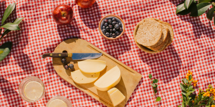 Терапевт Лозикова: морепродукты, салаты и колбаса крайне опасны для пикника в жару