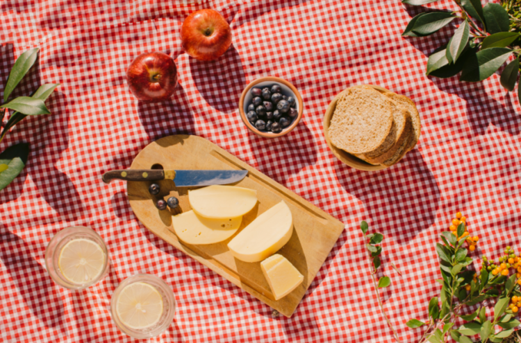 Терапевт Лозикова: морепродукты, салаты и колбаса крайне опасны для пикника в жару