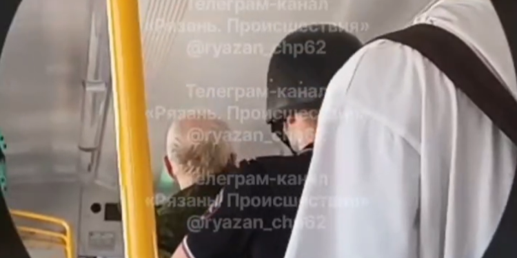 В рязанской электричке мужчина с топором попытался напасть на пассажиров В рязанской электричке мужчина с топором попытался напасть на пассажиров