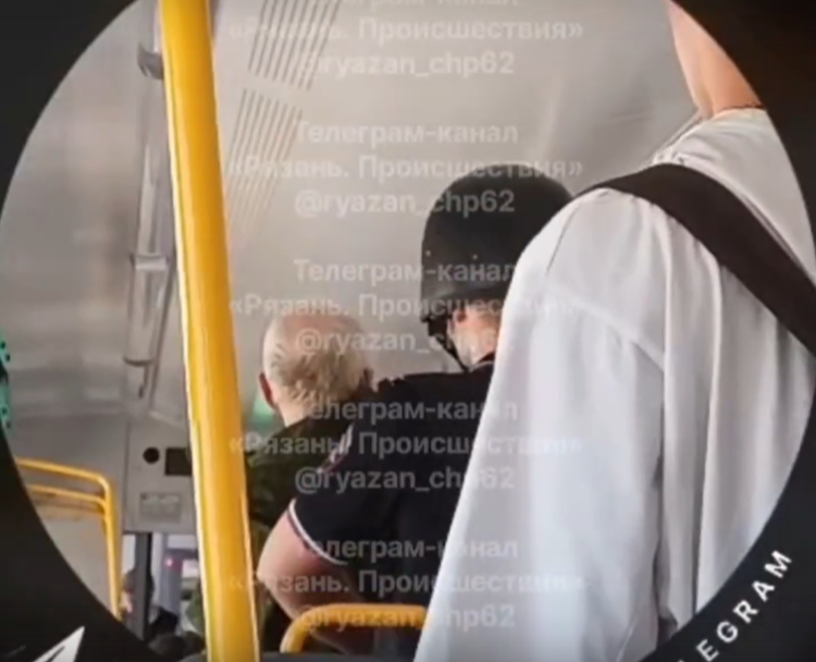 В рязанской электричке мужчина с топором попытался напасть на пассажиров