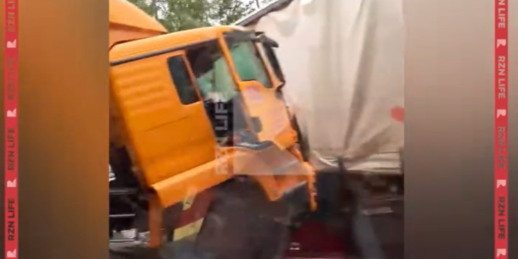 В Клепиковском районе столкнулись три грузовика