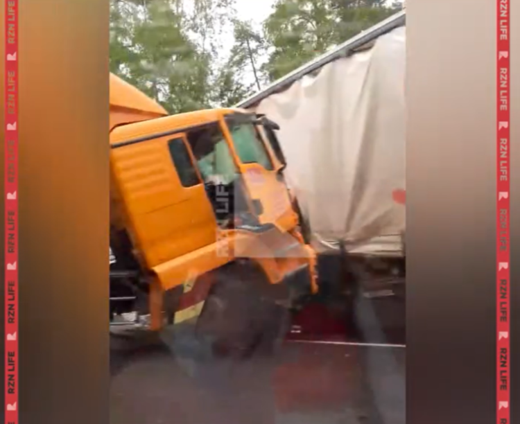 В Клепиковском районе столкнулись три грузовика