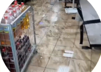 Из-за ливня в Рязани затопило магазин Из-за ливня в Рязани затопило магазин