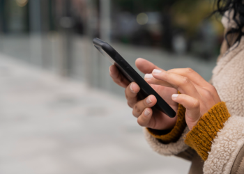 Песков: популярный мессенджер WhatsApp* должен соблюдать российские законы