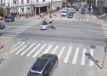 В Сети появилось видео момента столкновения легковушки и мотоцикла около рязанского ТРЦ «Атрон»