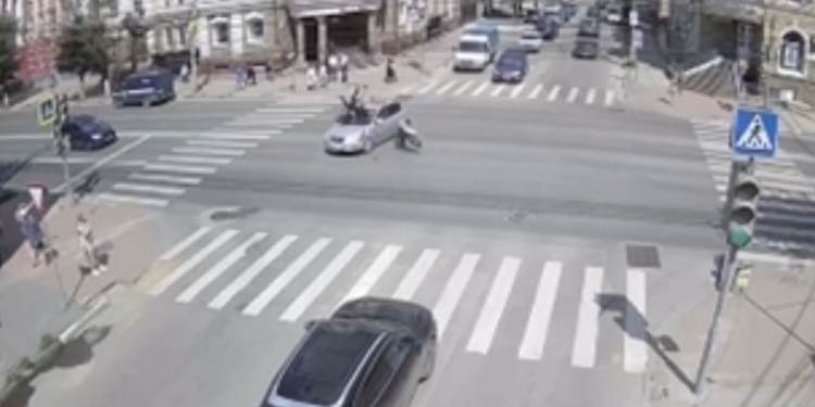 В Сети появилось видео момента столкновения легковушки и мотоцикла около рязанского ТРЦ «Атрон»