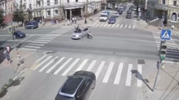 В Сети появилось видео момента столкновения легковушки и мотоцикла около рязанского ТРЦ "Атрон"
