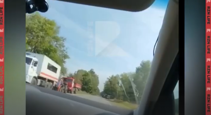 Поблизости клепиковского леса засняли машины экстренных служб