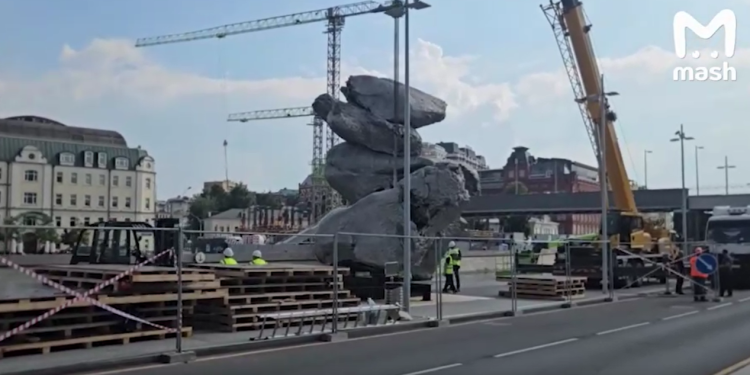 В Москве начали разбирать скульптуру "Большая глина №4" В Москве начали разбирать скульптуру «Большая глина №4»