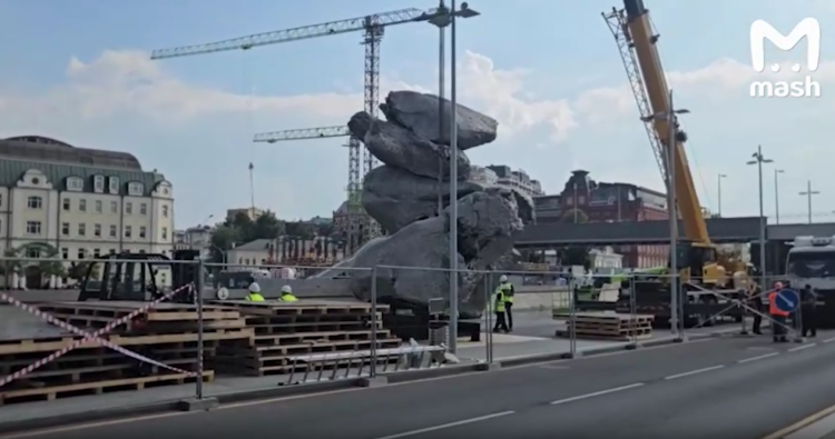 В Москве начали разбирать скульптуру "Большая глина №4"