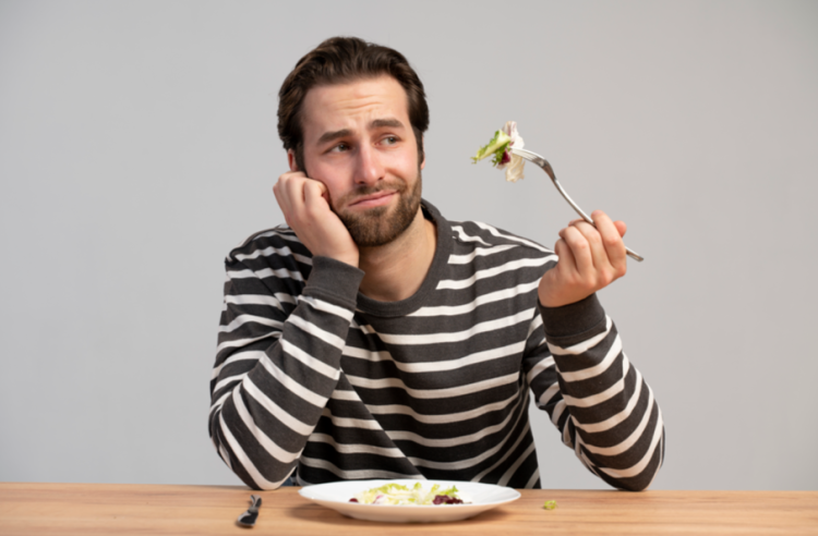 Диетолог Тутельян: просмотр телевизора во время еды снижает пищевую активность