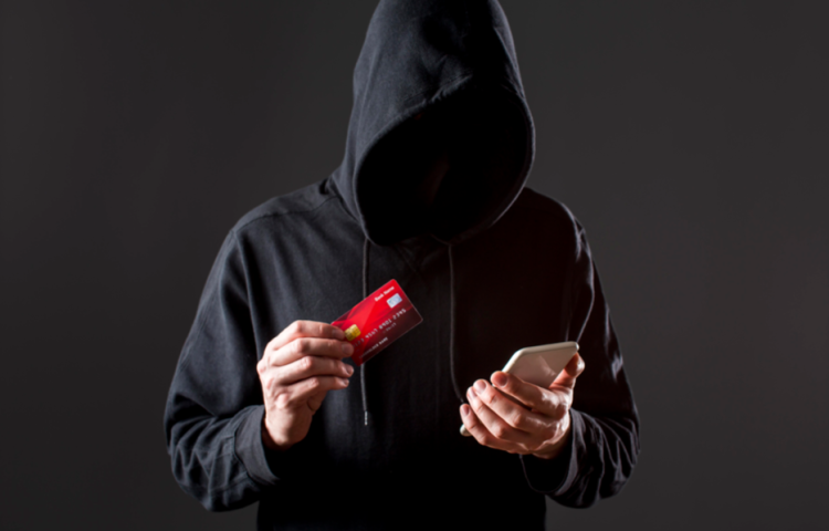 Мошенники выманили у жительницы Рязанской области 79 тысяч рублей