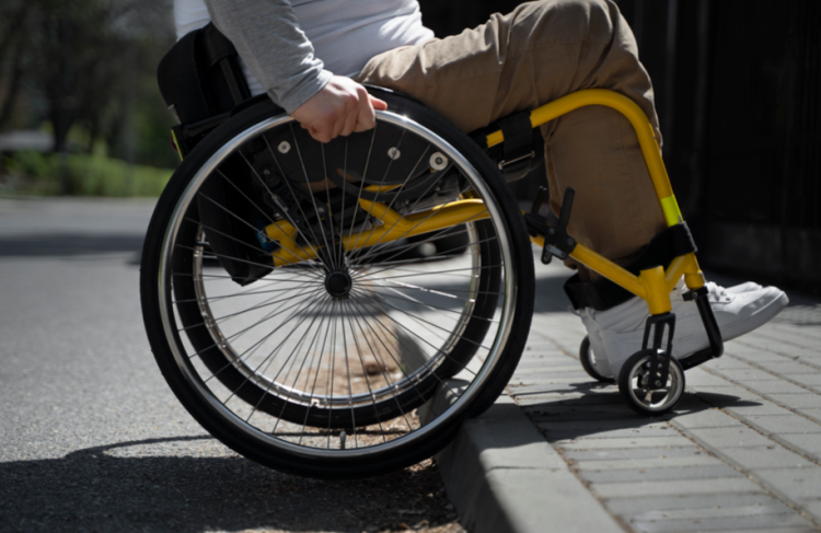 Инвалид-колясочник несколько дней не мог попасть в Рязанский онкодиспансер из-за сломанного подъемника