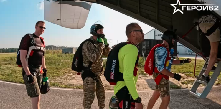 Рязанский губернатор Павел Малков совершил прыжок с парашютом вместе с ветеранами СВО
