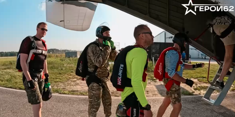 Рязанский губернатор Павел Малков совершил прыжок с парашютом вместе с ветеранами СВО