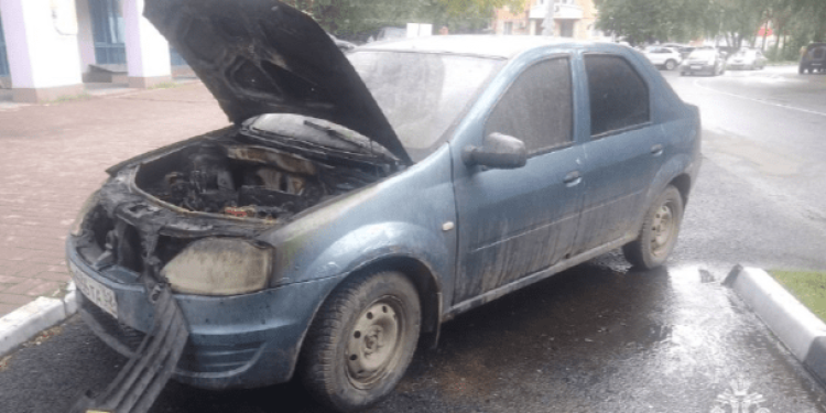 На улице Чкалова горела легковушка На улице Чкалова горела легковушка