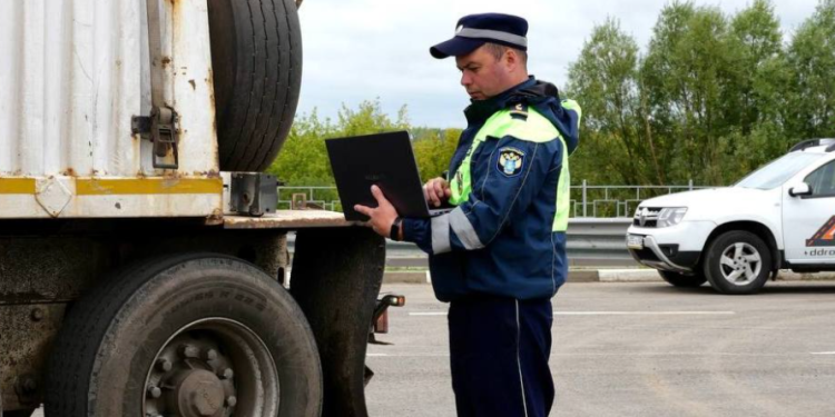 Водители грузовиков игнорируют ограничения скорости на Солотчинском мосту Водители грузовиков игнорируют ограничения скорости на Солотчинском мосту