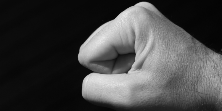 Рязанец в порыве ревности избил свою девушку и ее бывшего парня и ограбил их Рязанец в порыве ревности избил свою девушку и ее бывшего парня и ограбил их