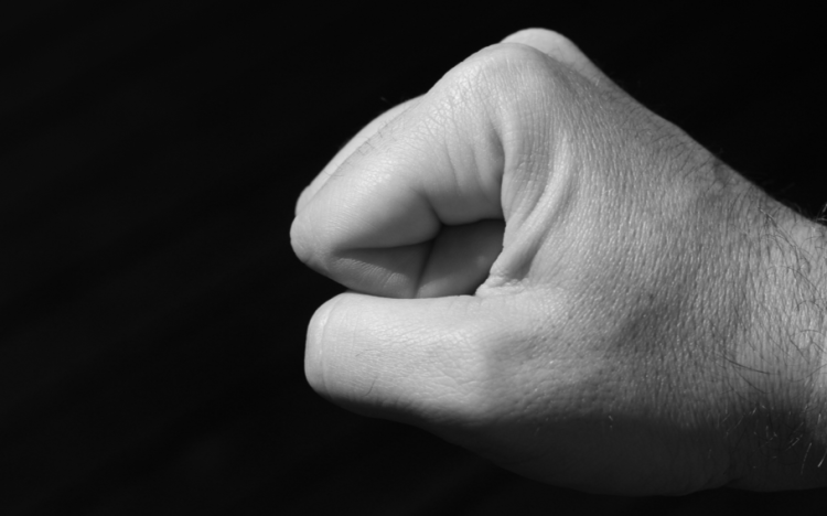 Рязанец в порыве ревности избил свою девушку и ее бывшего парня и ограбил их