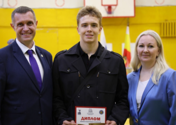 Ректор РязГМУ Роман Калинин привел на выборы депутатов Рязоблдумы сына Ректор РязГМУ Роман Калинин привел на выборы депутатов Рязоблдумы сына