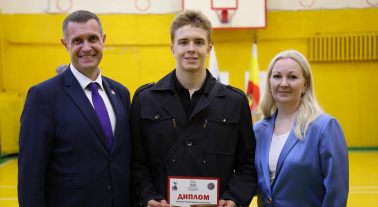 Ректор РязГМУ Роман Калинин привел на выборы депутатов Рязоблдумы сына