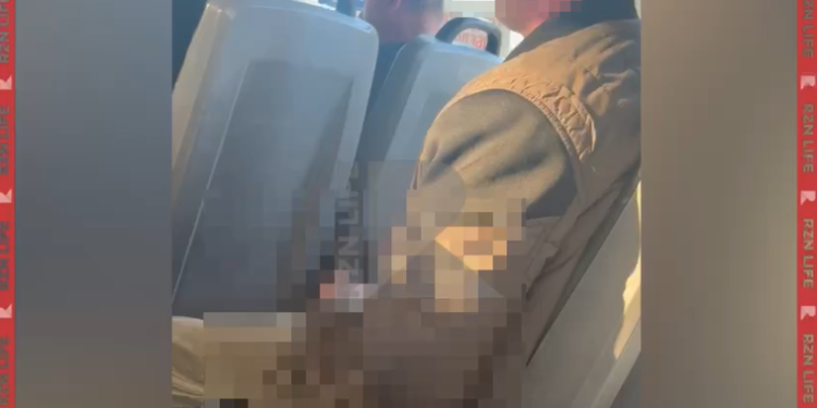 В рязанской маршрутке №62 засняли онаниста (18+)