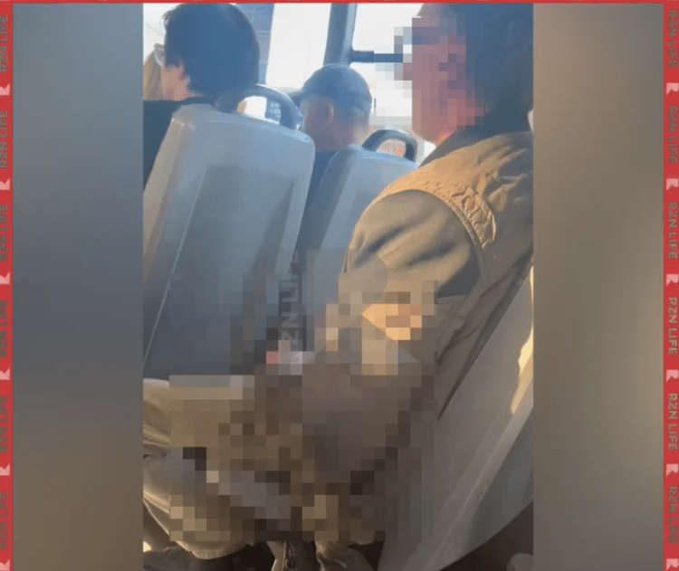 В рязанской маршрутке №62 засняли онаниста (18+)