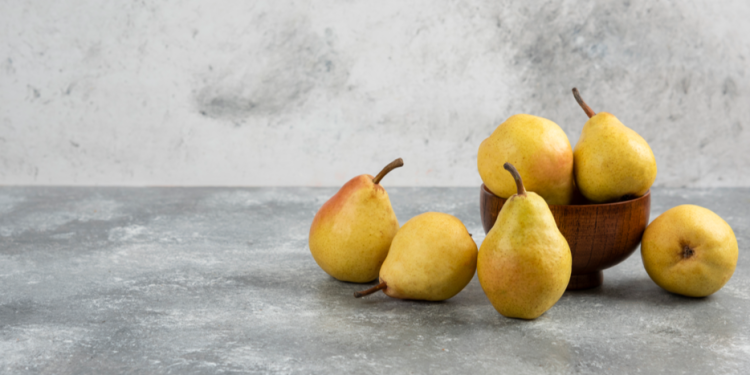 Врач Еременко: при сахарном диабете и ожирении нужно исключить из рациона груши