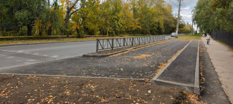 Возле рязанской школы №56 обустроили парковочный карман для безопасности посадки учеников