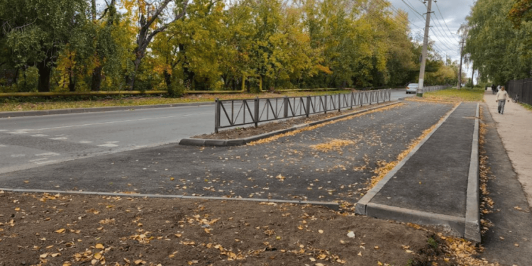 Возле рязанской школы №56 обустроили парковочный карман для безопасности посадки учеников